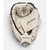 Set 3 piese Babynest personalizat cu desfacere, pt  bebelusi + paturica + pernuta formare cap, Stelute maro pe bej Deseda
