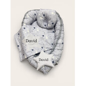 Set 3 piese Babynest personalizat cu desfacere, pt  bebelusi + paturica + pernuta formare cap, Stelute maro pe bej Deseda