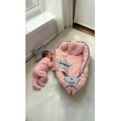 Set 3 piese Babynest personalizat cu desfacere, pt  bebelusi + paturica + pernuta formare cap, Stelute pe roz somon  Deseda