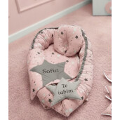 Set 3 piese Babynest personalizat cu desfacere, pt  bebelusi + paturica + pernuta formare cap, Stelute gri pe roz  Deseda
