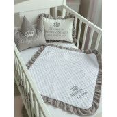 Set 3 piese pentru Botez sau Babyshower, cu Paturica Personalizata bebelusi, din catifea Gri si mincky alb, cu volanase asortate + perna personalizata cu mesaj + perna decorativa bebe Coronita Deseda