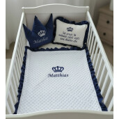 Set 3 piese pentru Botez sau Babyshower, cu Paturica Personalizata bebelusi, din catifea Bleumarin si mincky alb, cu volanase asortate + perna personalizata cu mesaj + perna decorativa bebe Coronita Deseda