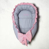 Cuib PERSONALIZAT babynest bebelusi cu desfacere si volanase Roz baby - gri Elegance by Deseda