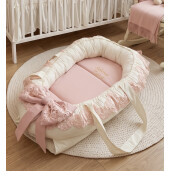 Cuib baby nest bebelusi DeLuxe din bumbac, Personalizat si cu dantela, mânere, salteluta matlasata detașabilă Deseda ivory-roz pudra