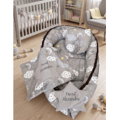 Set 3 piese Babynest personalizat cu desfacere, pt  bebelusi + paturica + pernuta formare cap, Stelute gri pe gri  Deseda